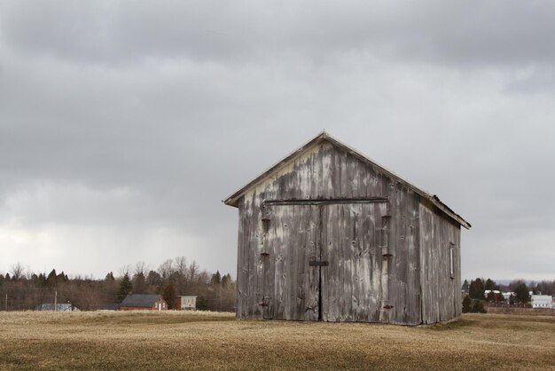 Photo abandoned barn on field against sky