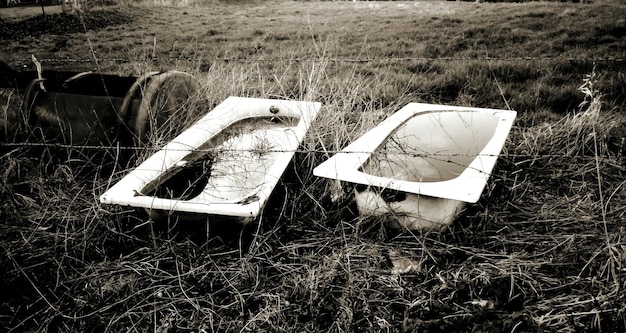 Photo abandoned bathtubs on field
