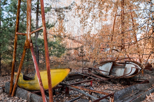 Photo abandoned boat against trees in forest