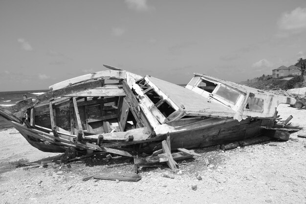 写真 空の向こうのビーチで捨てられたボート