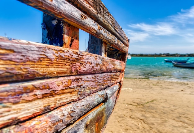 Foto una barca abbandonata sulla spiaggia contro il cielo