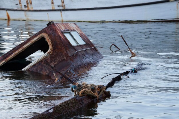 Фото Заброшенная лодка в море