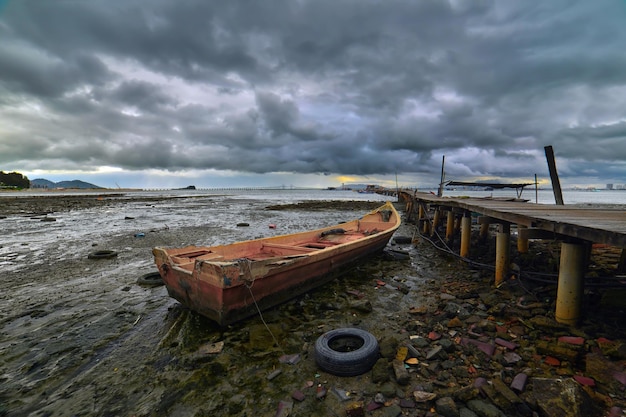 Photo abandoned boat moored on beach against sky