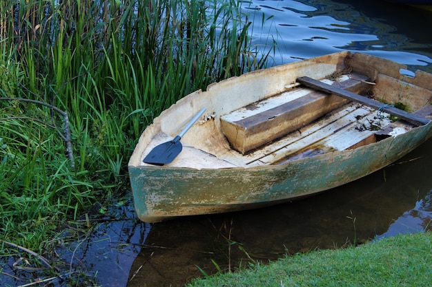 写真 湖に停泊した放棄されたボート