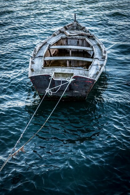 Foto barca abbandonata ormeggiata in mare