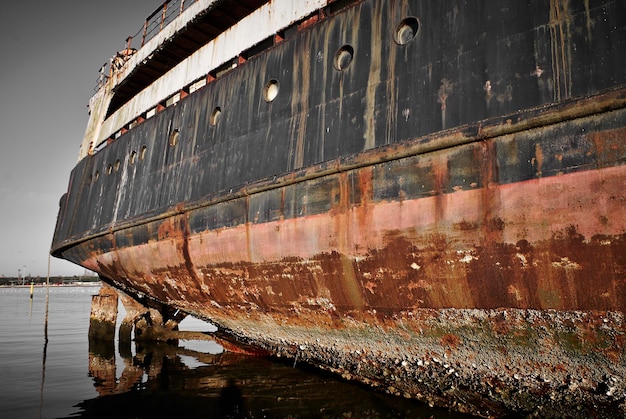 Photo abandoned boat moored at sea