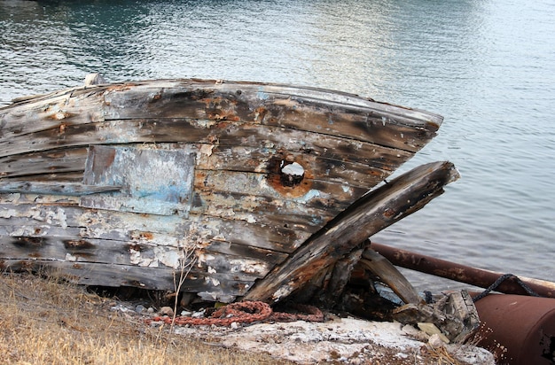 写真 水上で放棄されたボート