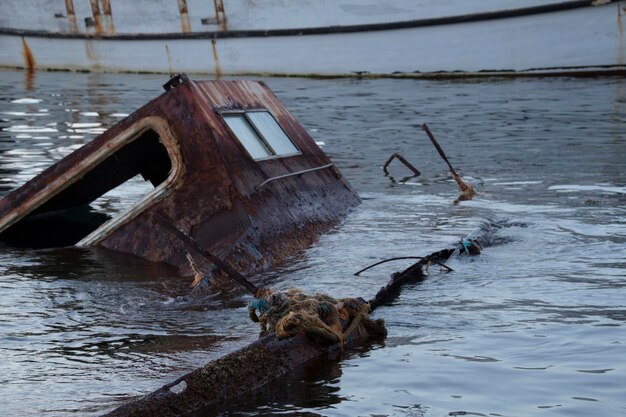 Photo abandoned boat in sea