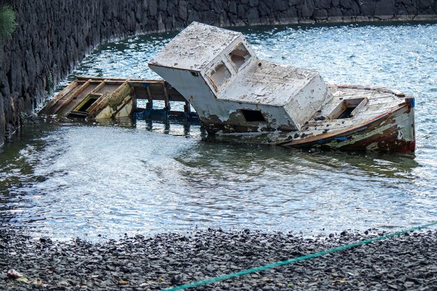 Foto barca abbandonata in mare