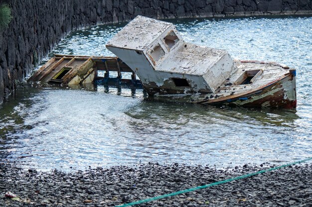 Photo abandoned boat in sea