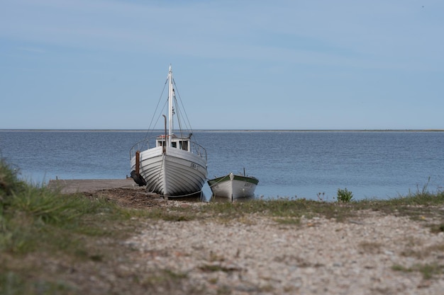 Photo abandoned boats on the island of saaremaa in estonia