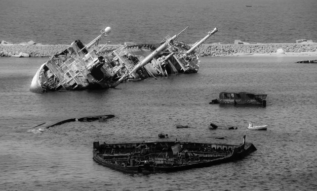 Photo abandoned boats in sea