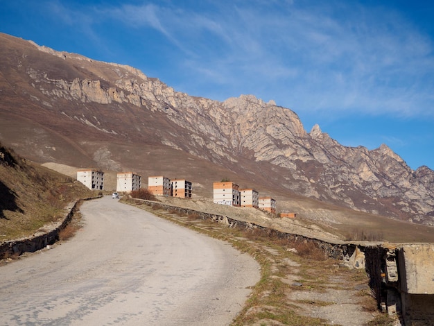 사진 karmadon karmadon 협곡 북부 ossetia alania republic russia 마을의 버려진 벽돌 집