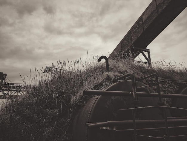 Photo abandoned bridge against cloudy sky