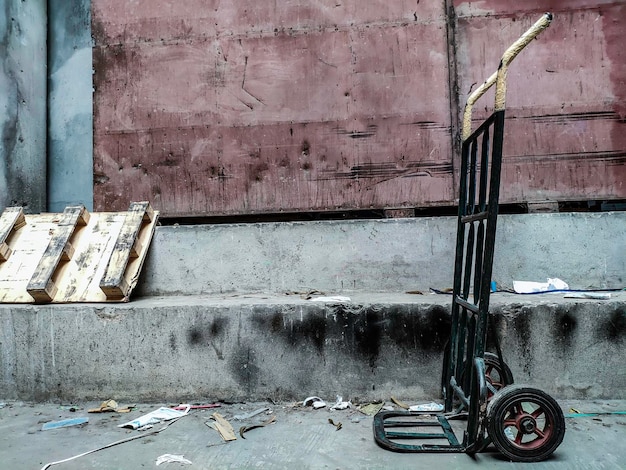 Foto edificio abbandonato contro il muro