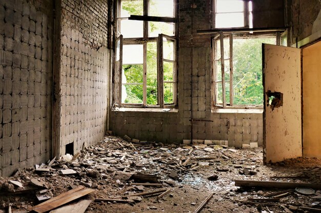 Photo abandoned building with a lot of rubble in the room in the near of berlin seems like a lost place