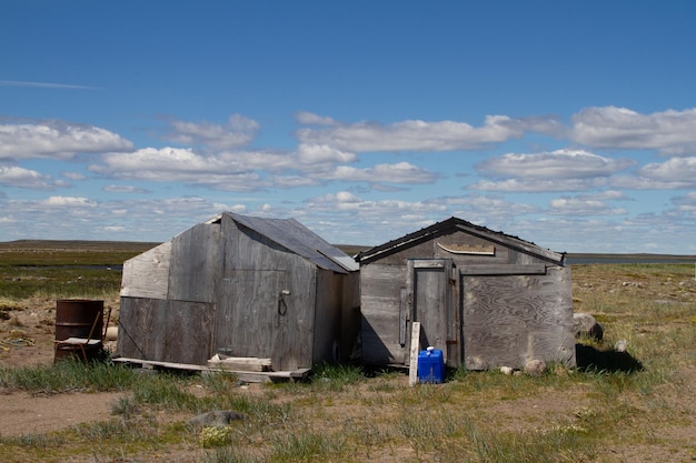 벌거벗은 북극 여름 풍경에 버려진 건물들. Near Arviat, 누나부트 준주, 캐나다