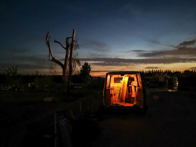 Photo abandoned bus on field against sky at sunset