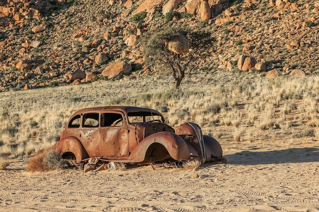 Foto auto abbandonata nel deserto