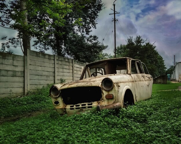 Photo abandoned car on field against sky