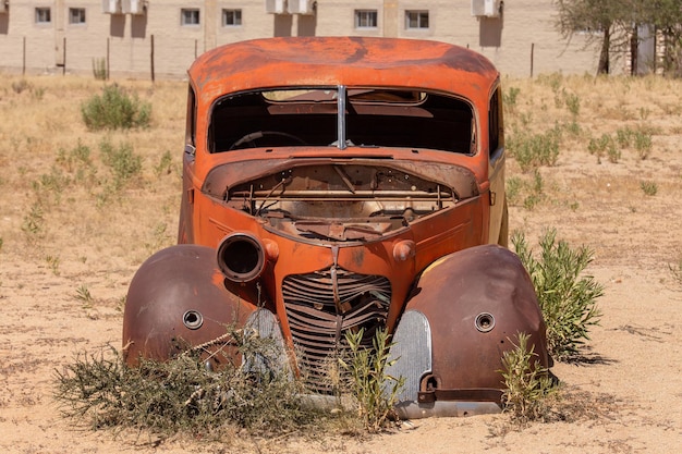 Foto auto abbandonata sul campo.