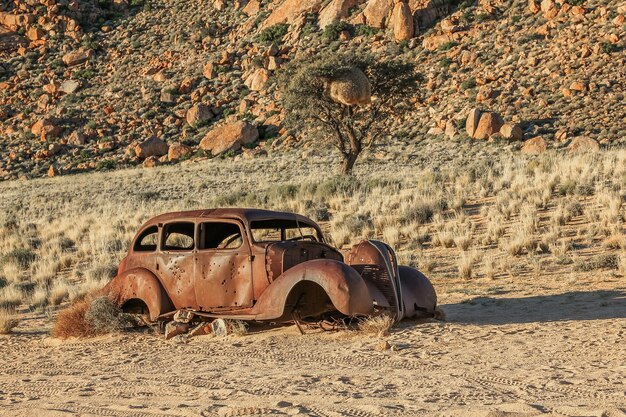 写真 砂漠で捨てられた車