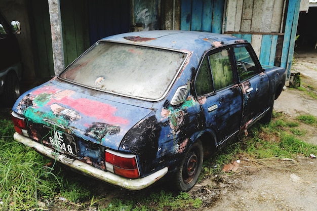 写真 ガレージに捨てられた車 ⁇