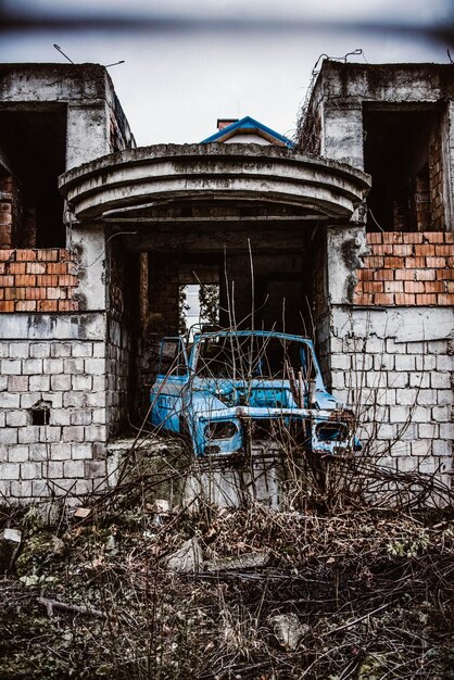 Фото Заброшенная машина в старом здании.