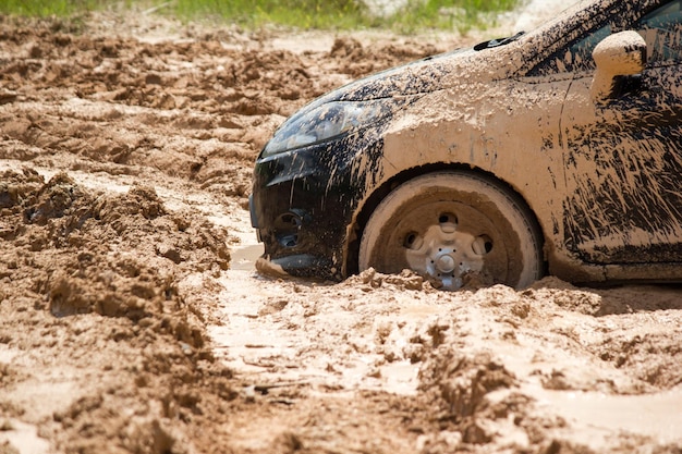 Photo abandoned car in mud