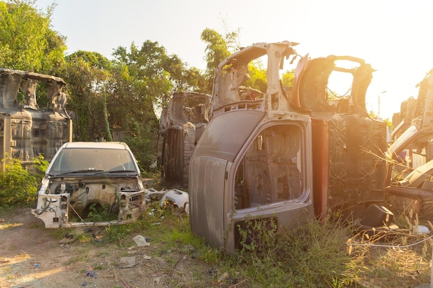 写真 野原に捨てられた車