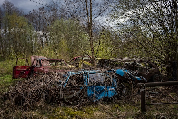 Фото Заброшенная машина на поле.