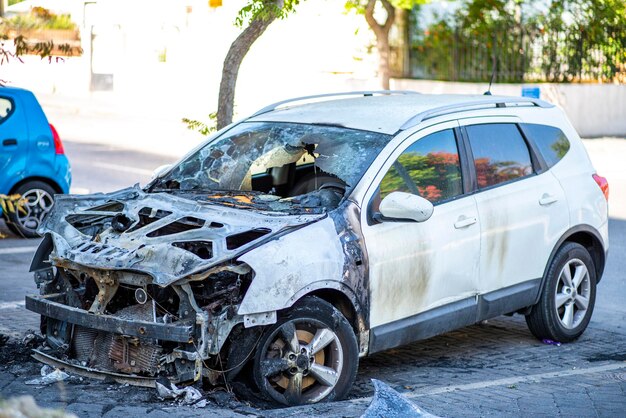 写真 路上に捨てられた車