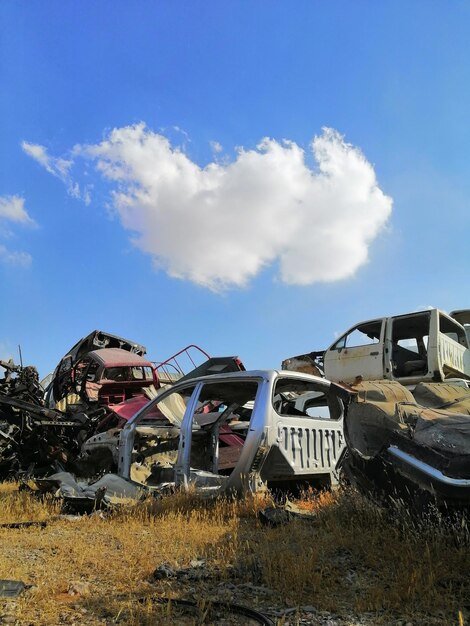 写真 空に向かって野原に捨てられた車