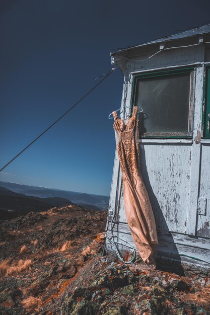 Foto abbigliamento abbandonato che si asciuga sulla corda contro il cielo