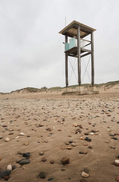 Capanna abbandonata della guardia costiera sulla spiaggia