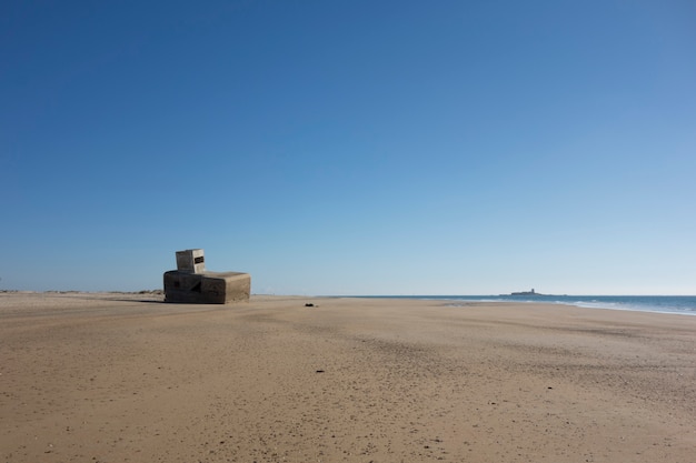 Заброшенный бетонный бункер на пляже