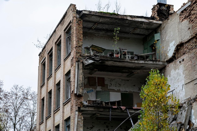 チェルノブイリ立入禁止区域にあるソビエト時代の放棄された腐敗した学校。プリピャチのゴーストタウン、放射線ゾーン。廃墟となった街の憂鬱で憂鬱な雰囲気。の紅葉