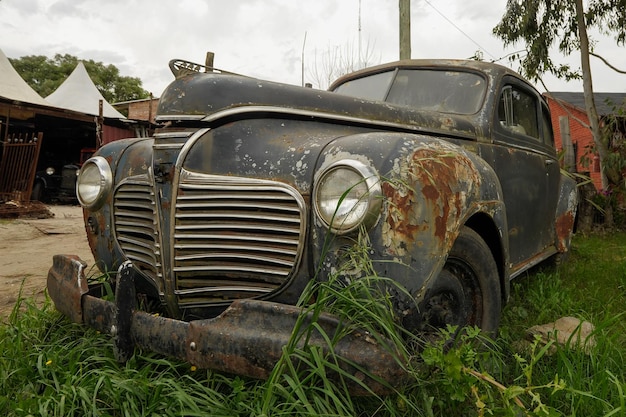ウルグアイで放棄され劣化した古い車