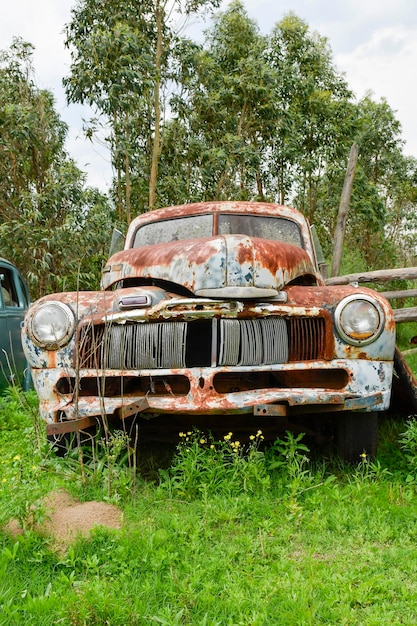 Foto veicoli vecchi abbandonati e deteriorati in uruguay