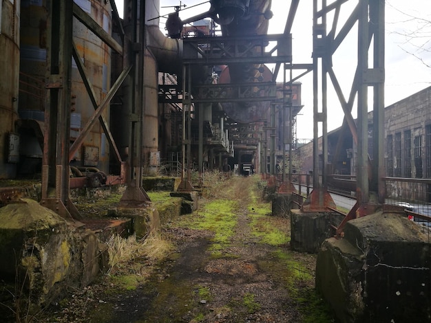 Foto fabbrica abbandonata costruita contro il cielo