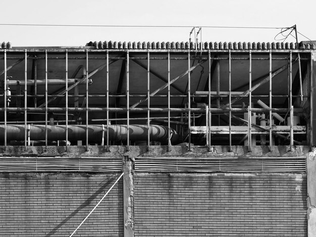 Photo abandoned factory ruins in black and white