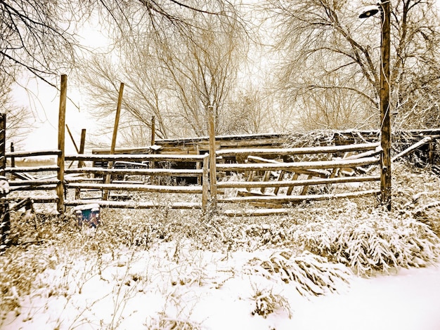 Photo abandoned fence on snow covered field