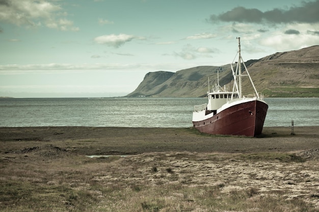 Заброшенный рыбацкий корабль в Исландии