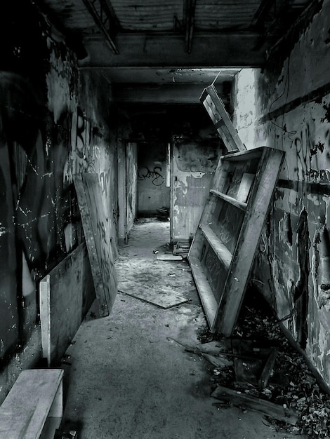 Фото Заброшенный коридор дома.