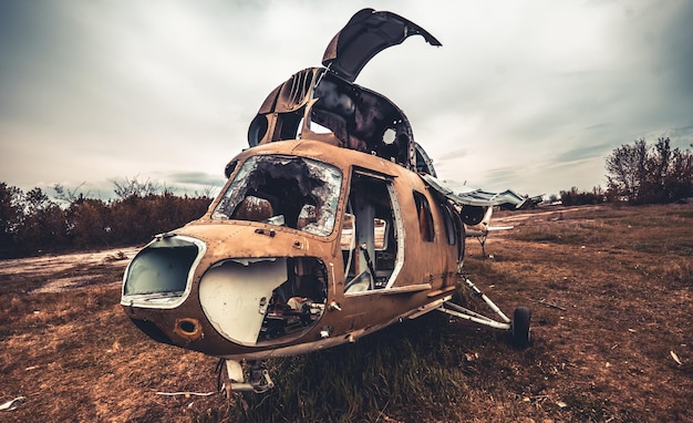 飛行場で放棄されたヘリコプター