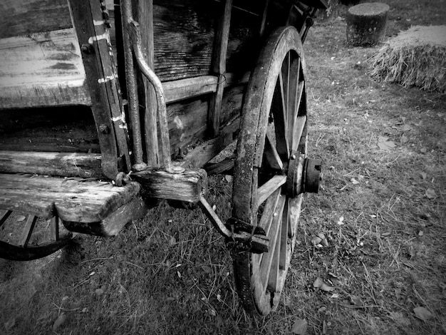 Photo abandoned horse cart on field