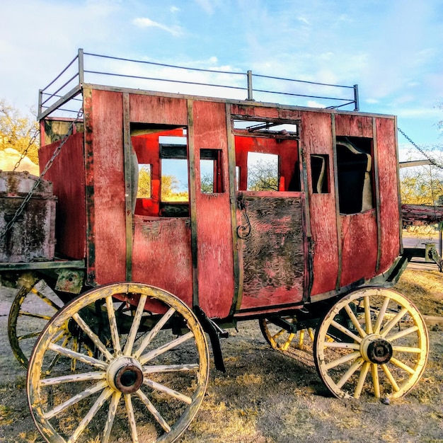 写真 野原で捨てられた馬車