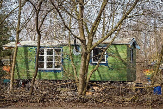 Photo abandoned house against bare trees