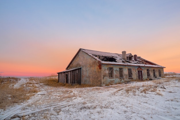 Фото Заброшенный дом на фоне арктического неба. старинная аутентичная деревня териберка