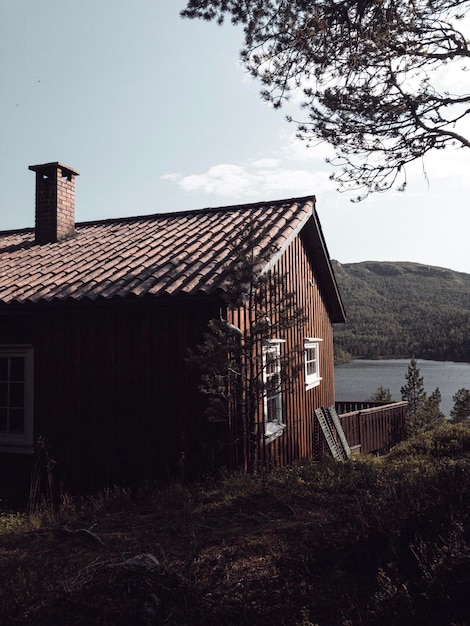 Photo abandoned house by river against sky